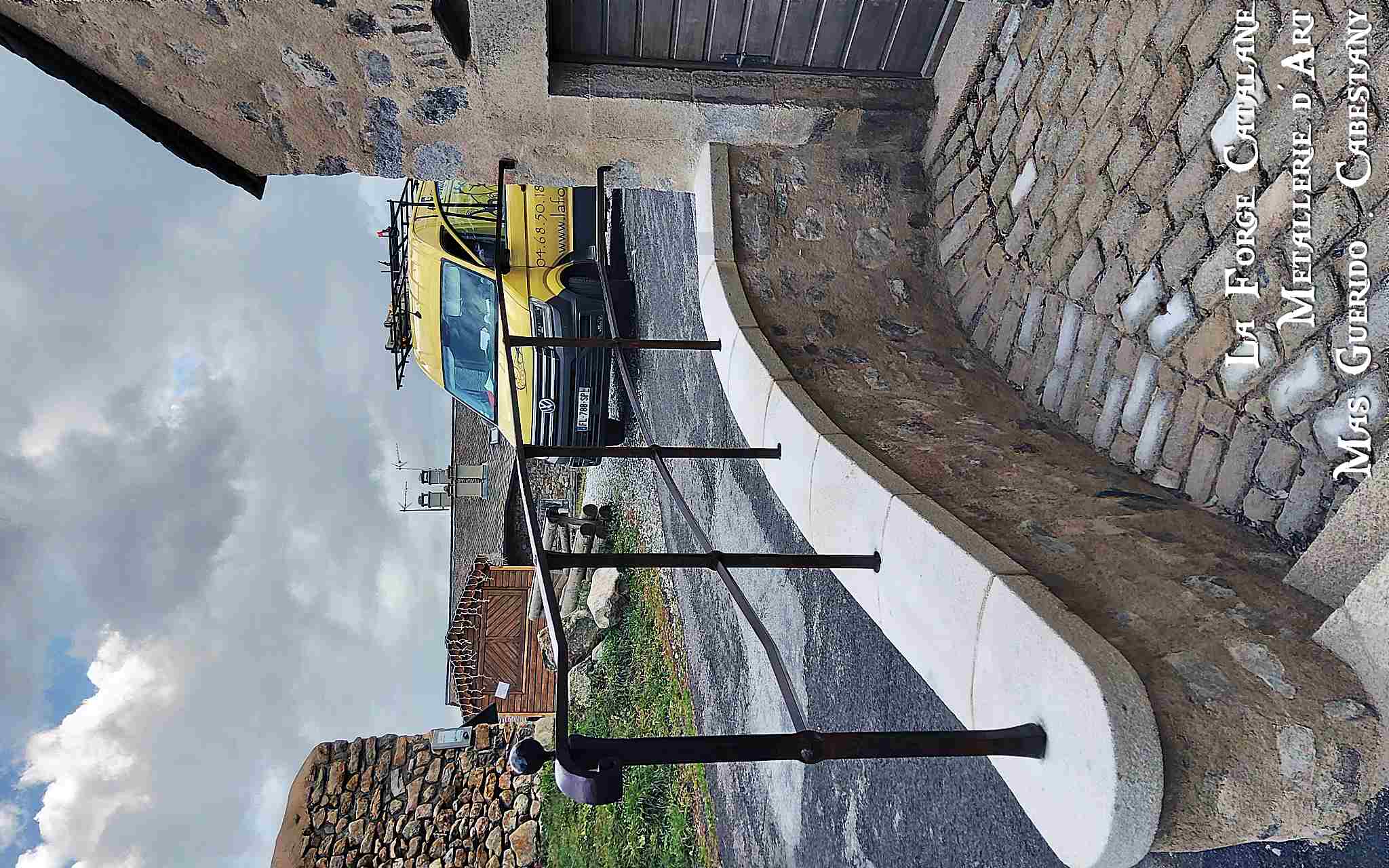 garde corps en fer ancien boule de finition et volute travaillee a chaud  forge catalane.jpg